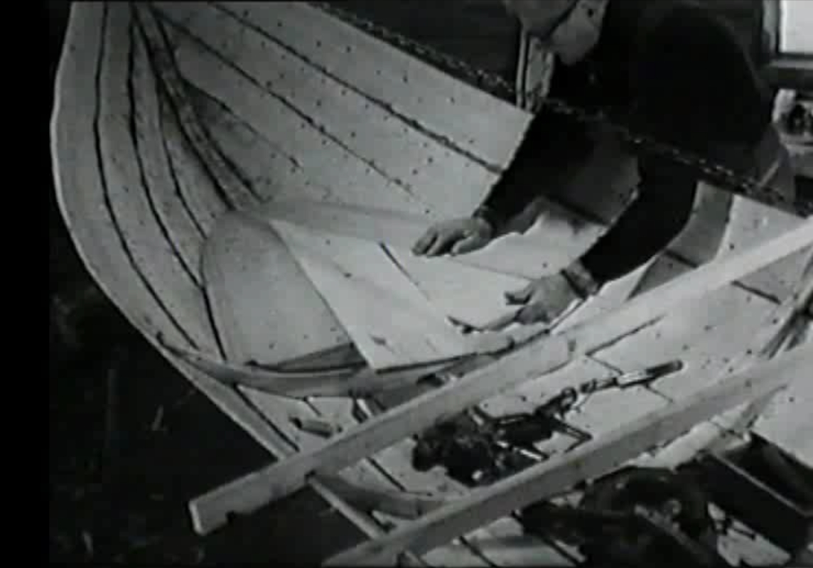 Per-Uno Ågren dokumenterade 1962 ett bygge av en fyrbordig strömbåt i Svartbyn i Överkalix, Norrbotten. Vi får följa båtbyggaren Johan Larsson och hans son Bernt i arbetet från första början då timret väljs ut och fälls, när kölen sträcks och borden kommer på plats. Borden tätas med renhår.