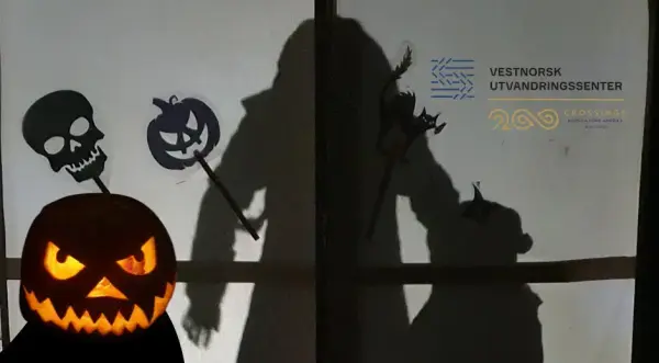 Svarte skygger av liten og stor skikkelse, og utskåret gresskar med glødende ansikt