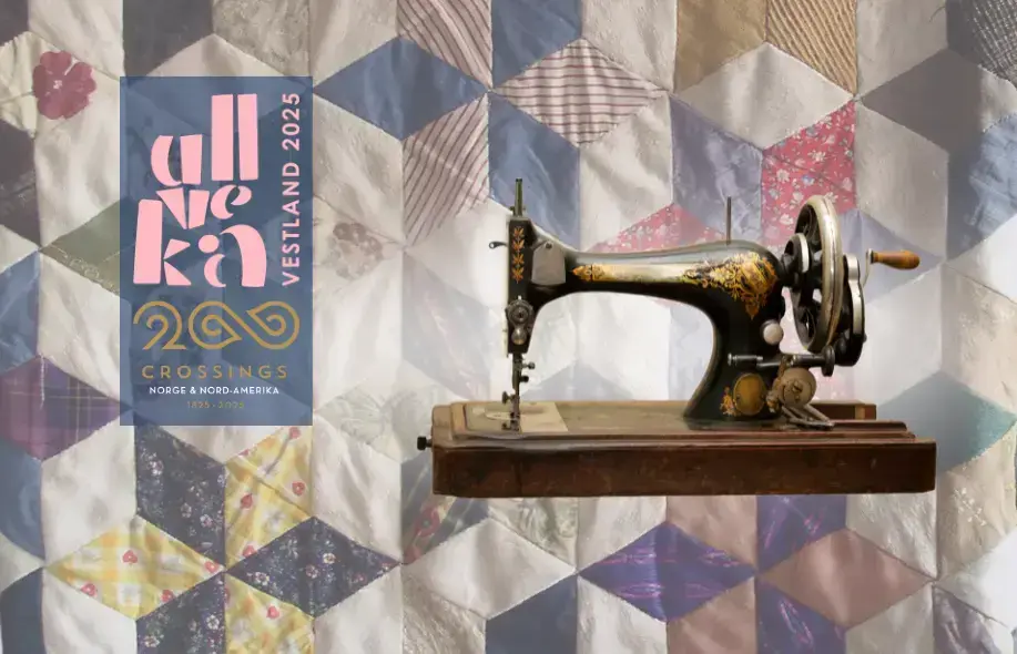 Gammel sveivsymaskin og fargerikt quilteteppe