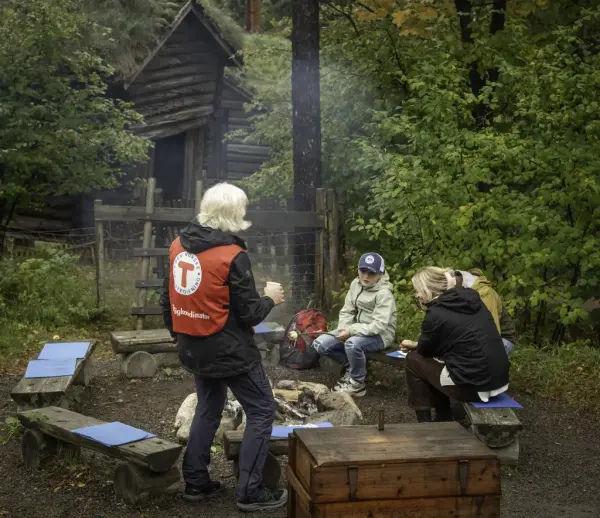 Frivillige fra DNT ønsker velkommen til bålkos