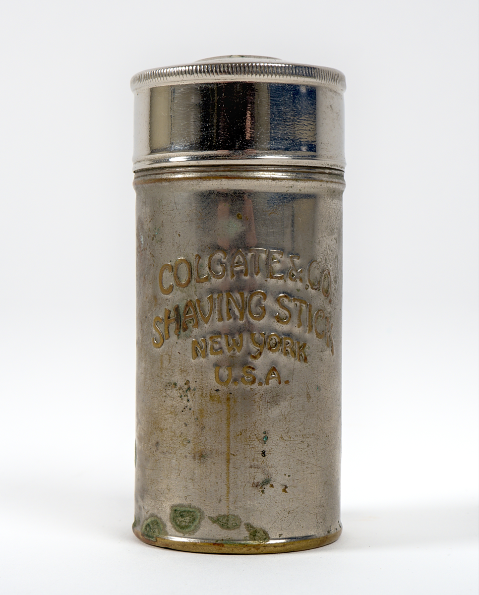 Raktvål i ett cylinderformat fodral av vitmetall med skruvlock. På fodralets mitt finns en märkning i relief: "Colgate & co. Shaving stick. New york. U.S.A". På locket återfinns varumärket Colgates logotyp.

Inuti fodralet finns en liten bit av den kvarvarande tvålen, insvept i aluminiumfolie.
