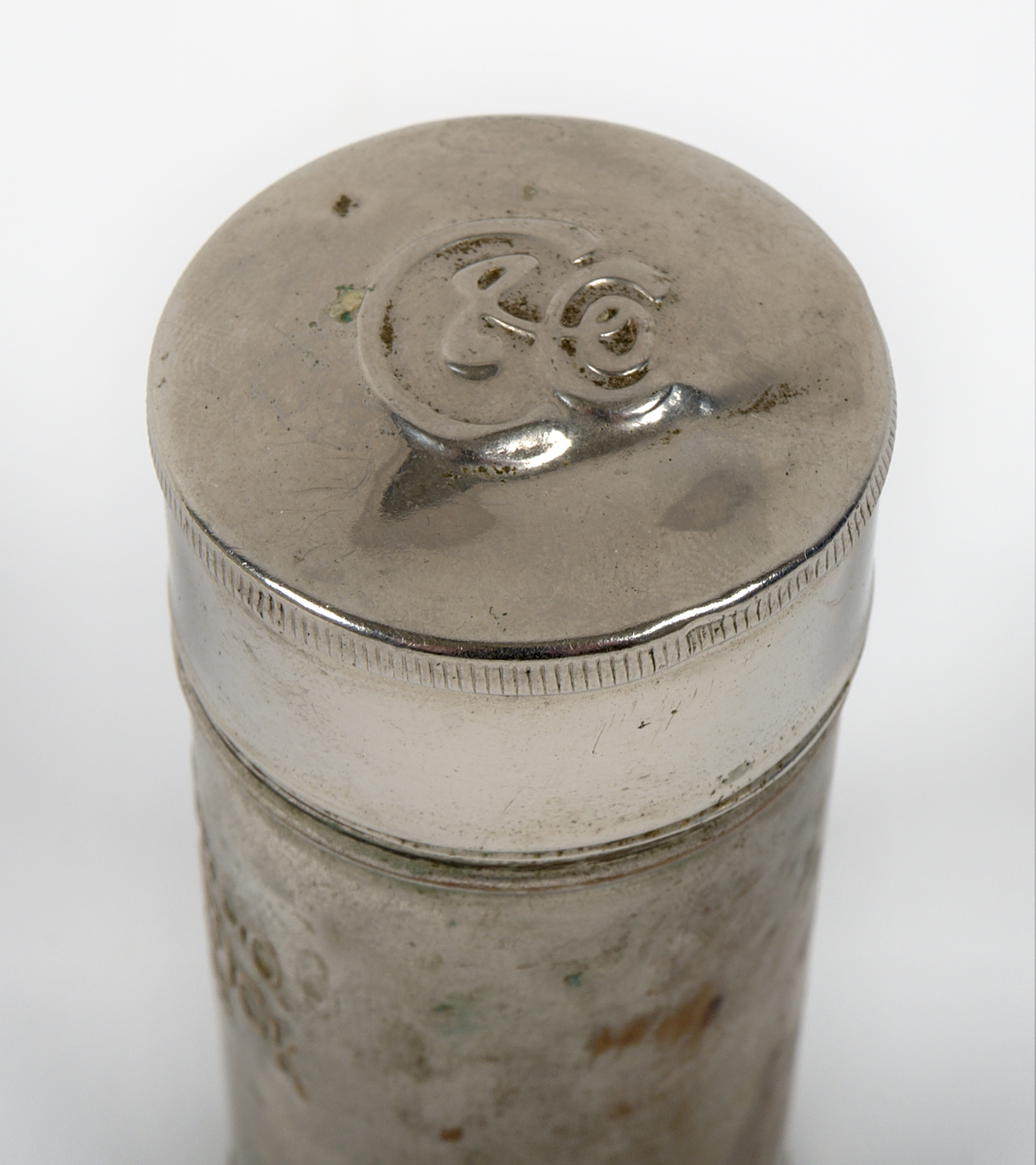 Raktvål i ett cylinderformat fodral av vitmetall med skruvlock. På fodralets mitt finns en märkning i relief: "Colgate & co. Shaving stick. New york. U.S.A". På locket återfinns varumärket Colgates logotyp.

Inuti fodralet finns en liten bit av den kvarvarande tvålen, insvept i aluminiumfolie.