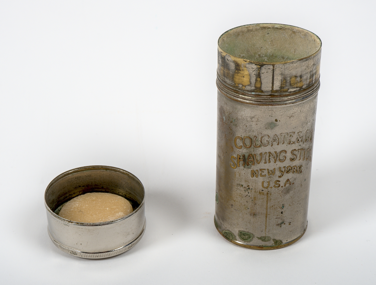 Raktvål i ett cylinderformat fodral av vitmetall med skruvlock. På fodralets mitt finns en märkning i relief: "Colgate & co. Shaving stick. New york. U.S.A". På locket återfinns varumärket Colgates logotyp.

Inuti fodralet finns en liten bit av den kvarvarande tvålen, insvept i aluminiumfolie.