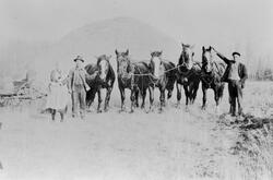 Laura, Jens og Knut Ødegård med fem hester. Fotografert i Ca