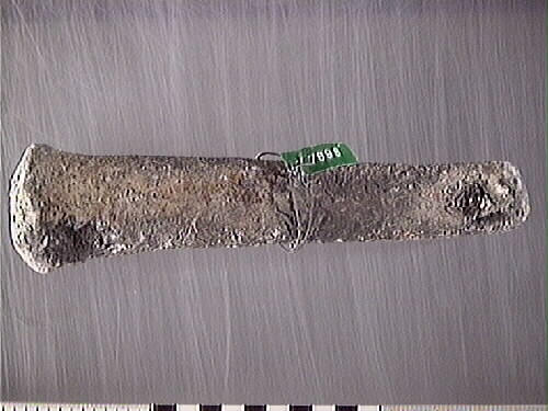 Lod av bly. Fyrkantig profil med avtrubbade ändar. Genomgående hål en den smalare änden har fungerat som ögla. Hålet är fyllt med avlagringar och eventuellt represter. Gråmatt, porös yta.

För mer information se Dokumentationsblankett under Referenser – Länkade filer.