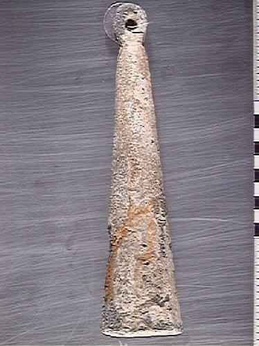 Ett lod av bly. Lodet är koniskt. Lodets nedre ände är plan och något skålad. I den mindre avsmalnande änden finns en ögla. Öglan är formad som en bred, avrundad platta med genomgående hål.

För mer information se Dokumentationsblankett under Referenser – Länkade filer.