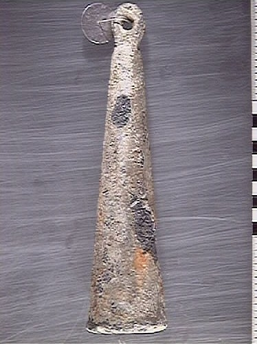 Ett lod av bly. Lodet är koniskt. Lodets nedre ände är plan och något skålad. I den mindre avsmalnande änden finns en ögla. Öglan är formad som en bred, avrundad platta med genomgående hål.

För mer information se Dokumentationsblankett under Referenser – Länkade filer.