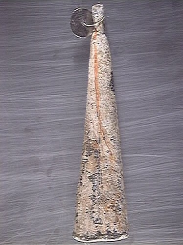 Ett lod av bly. Lodet är koniskt. Lodets nedre ände är plan och något skålad. I den mindre avsmalnande änden finns en ögla. Öglan är formad som en bred, avrundad platta med genomgående hål.

För mer information se Dokumentationsblankett under Referenser – Länkade filer.