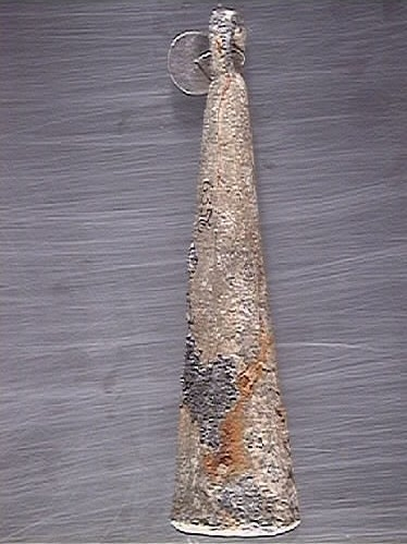 Ett lod av bly. Lodet är koniskt. Lodets nedre ände är plan och något skålad. I den mindre avsmalnande änden finns en ögla. Öglan är formad som en bred, avrundad platta med genomgående hål.

För mer information se Dokumentationsblankett under Referenser – Länkade filer.