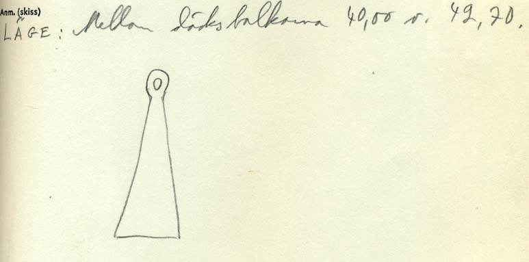 Ett lod av bly. Lodet är koniskt. Lodets nedre ände är plan och något skålad. I den mindre avsmalnande änden finns en ögla. Öglan är formad som en bred, avrundad platta med genomgående hål.

För mer information se Dokumentationsblankett under Referenser – Länkade filer.