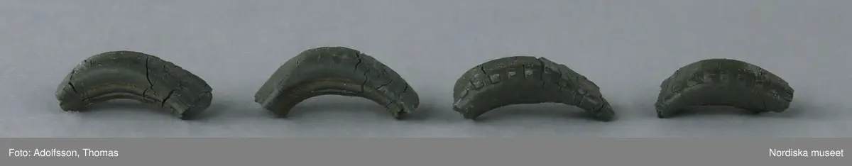 a) Lastbåten "SAGA" är av trä och är bemålad i vit, röd, blå gul, grön och svart färg. Färgen delvis avflagnad. Relingen och spikar av metall har rostat. b) Masten är löstagbar. På undersidan av båten finns fyra gummihjul och ett av c:1-4) gummihjulen har fallit sönder i bitar. Till båten hör troligen även ankaret NM.0335015 av svartmålad metall.