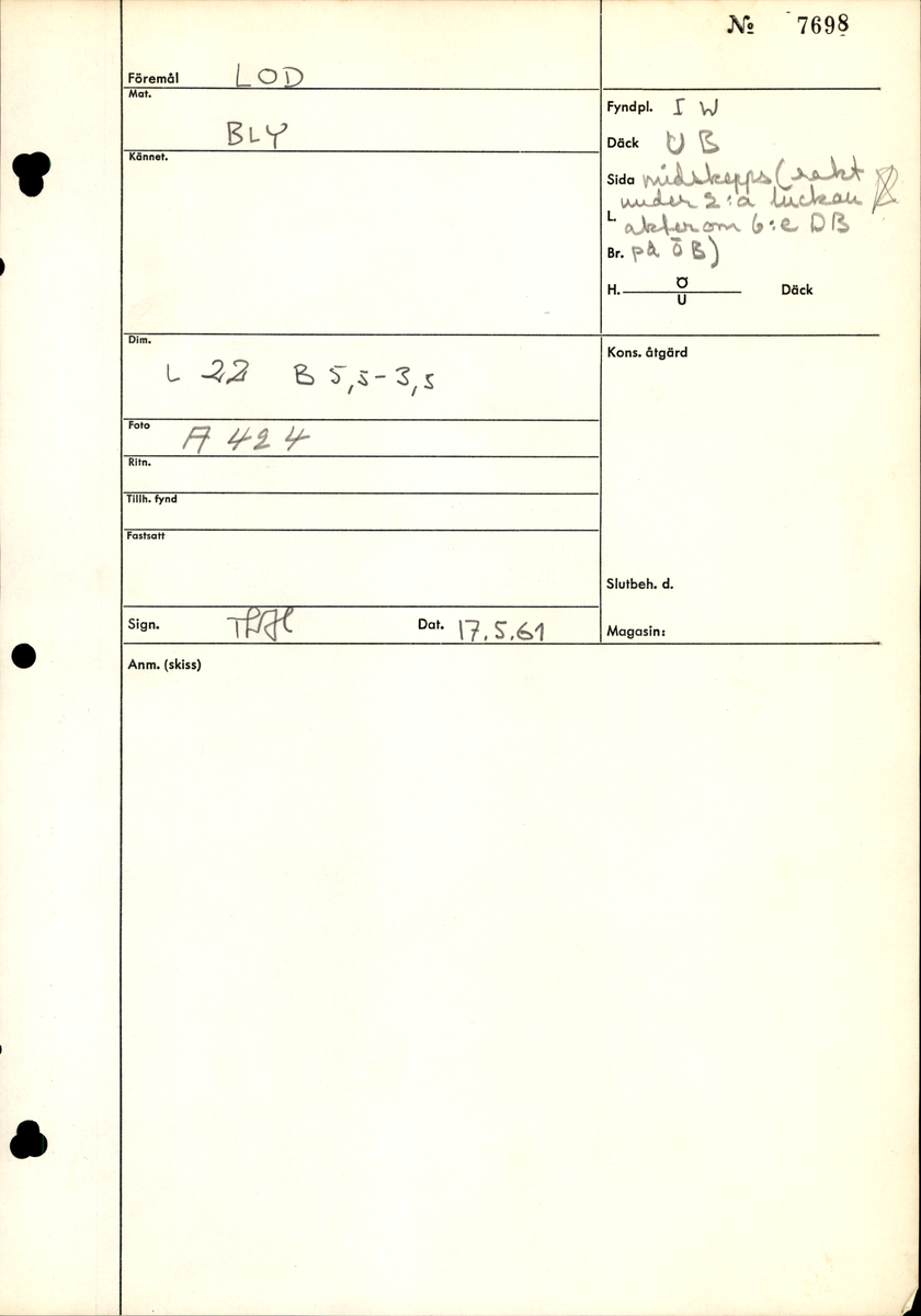 Lod av bly. Fyrkantig profil med avtrubbade ändar. Genomgående hål en den smalare änden har fungerat som ögla. Hålet är fyllt med avlagringar och eventuellt represter. Gråmatt, porös yta.

För mer information se Dokumentationsblankett under Referenser – Länkade filer.