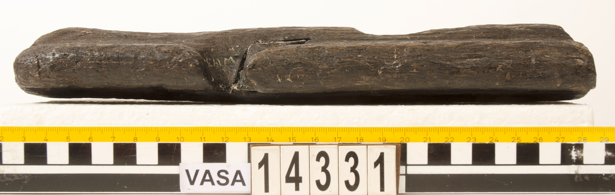 Hyvel.

Sliten (vittrad).

Ena sidan profilerad.

För mer information se Dokumentationsblankett under Referenser – Länkade filer.