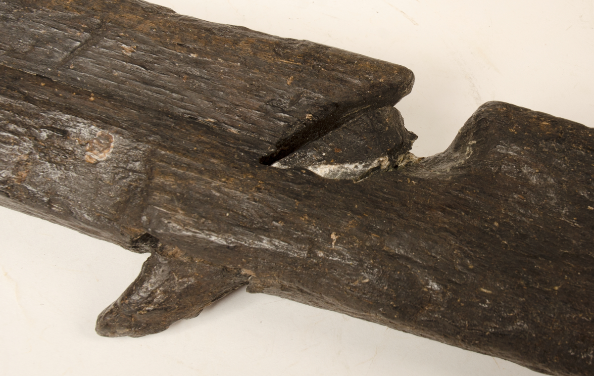 Hyvel.

Sliten (vittrad).

Ena sidan profilerad.

För mer information se Dokumentationsblankett under Referenser – Länkade filer.