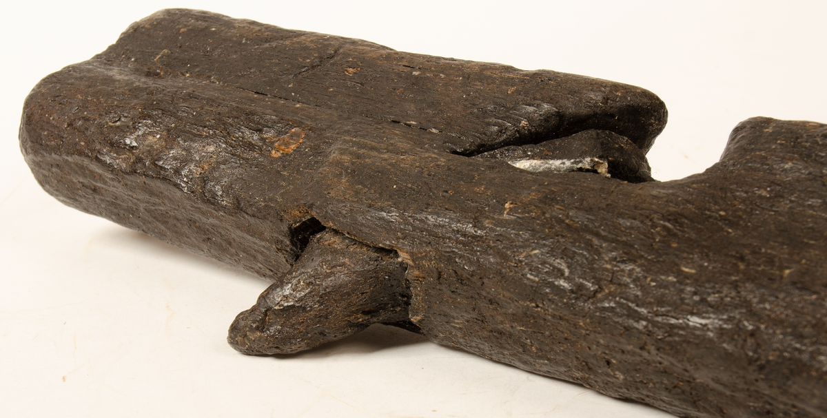 Hyvel.

Sliten (vittrad).

Ena sidan profilerad.

För mer information se Dokumentationsblankett under Referenser – Länkade filer.