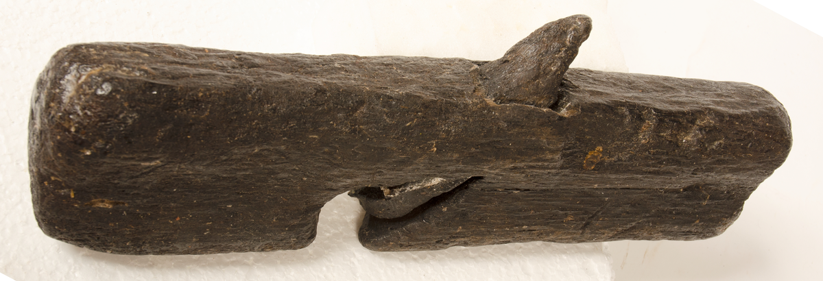 Hyvel.

Sliten (vittrad).

Ena sidan profilerad.

För mer information se Dokumentationsblankett under Referenser – Länkade filer.