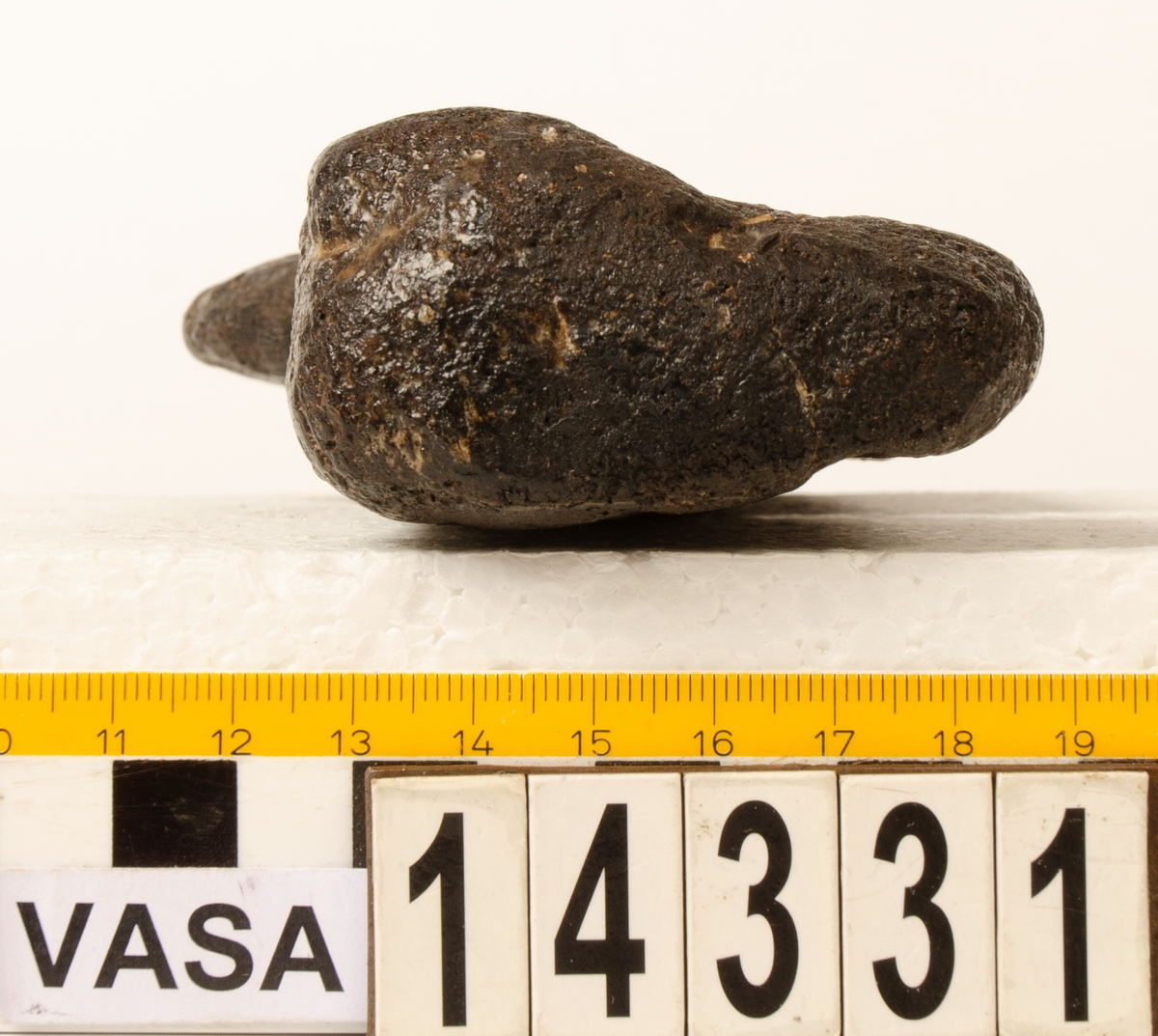 Hyvel.

Sliten (vittrad).

Ena sidan profilerad.

För mer information se Dokumentationsblankett under Referenser – Länkade filer.