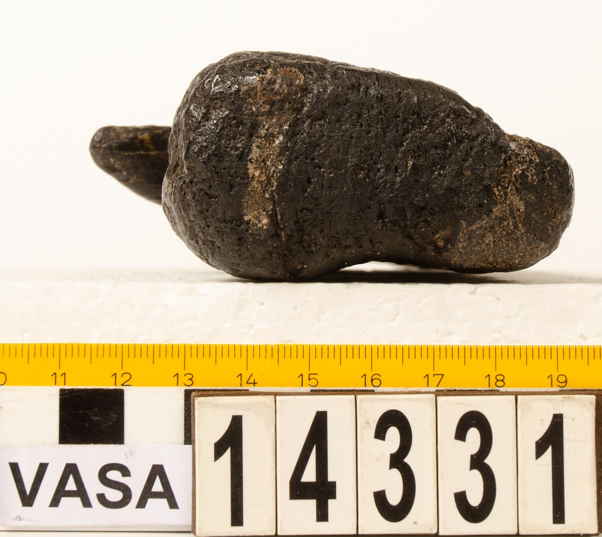 Hyvel.

Sliten (vittrad).

Ena sidan profilerad.

För mer information se Dokumentationsblankett under Referenser – Länkade filer.