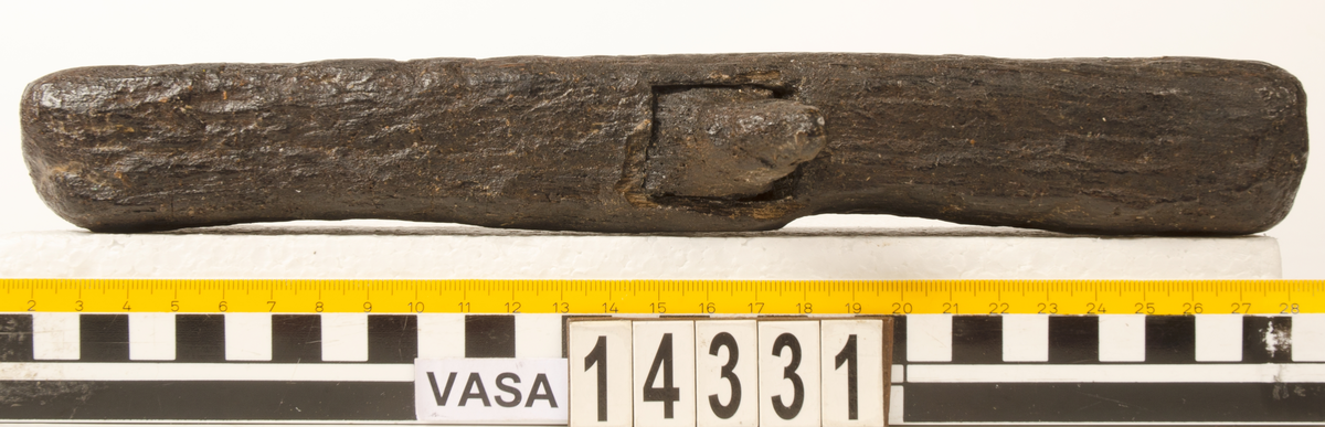 Hyvel.

Sliten (vittrad).

Ena sidan profilerad.

För mer information se Dokumentationsblankett under Referenser – Länkade filer.