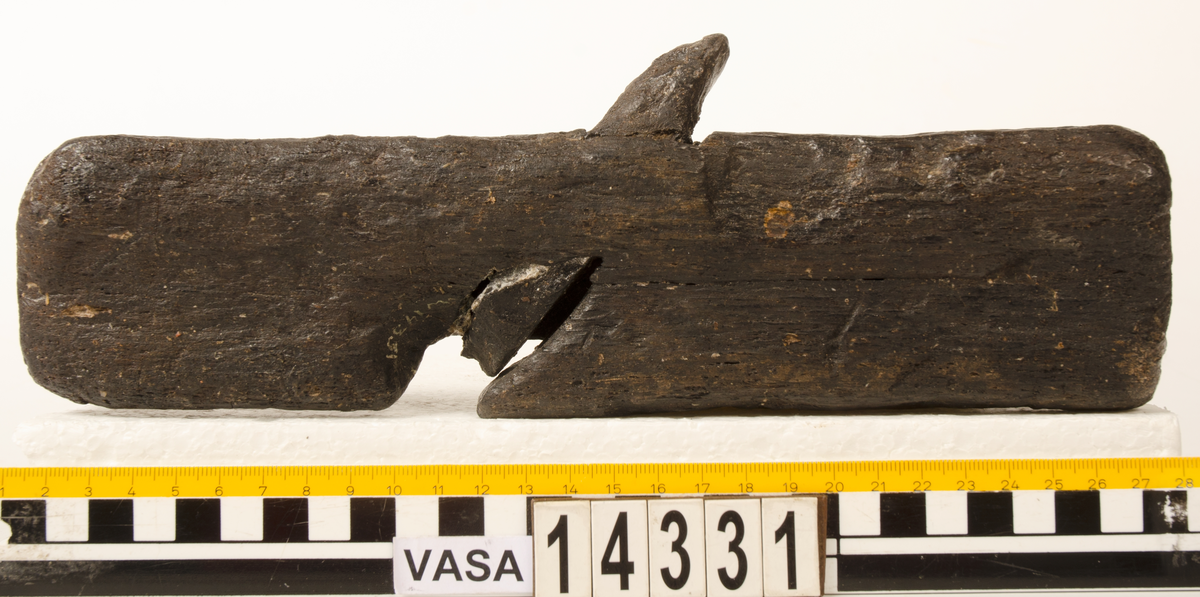 Hyvel.

Sliten (vittrad).

Ena sidan profilerad.

För mer information se Dokumentationsblankett under Referenser – Länkade filer.