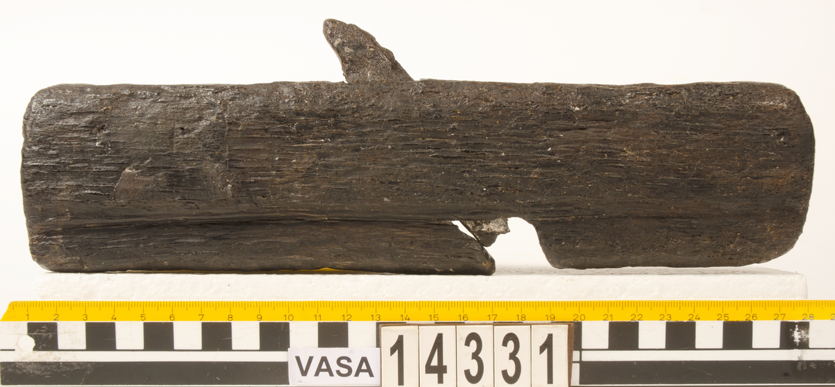 Hyvel.

Sliten (vittrad).

Ena sidan profilerad.

För mer information se Dokumentationsblankett under Referenser – Länkade filer.