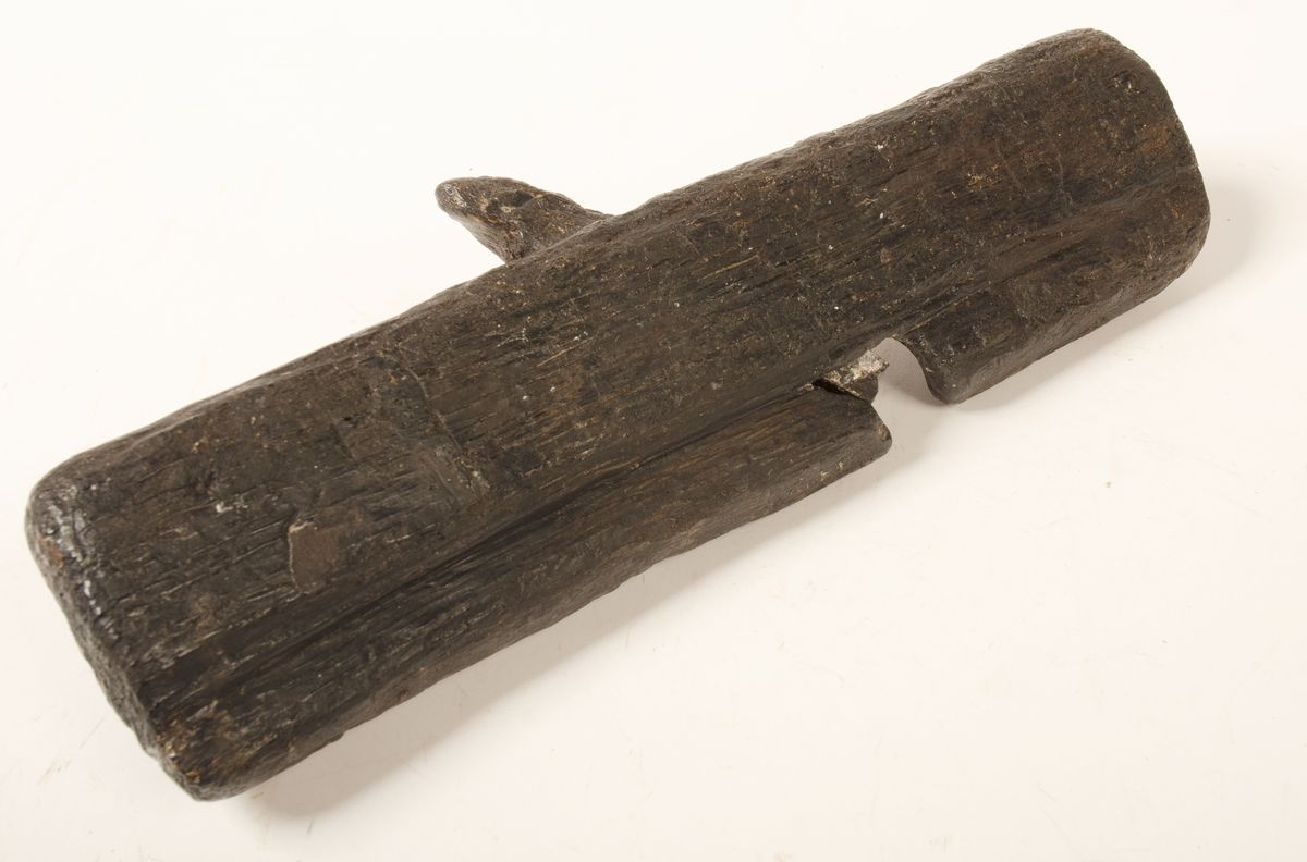 Hyvel.

Sliten (vittrad).

Ena sidan profilerad.

För mer information se Dokumentationsblankett under Referenser – Länkade filer.