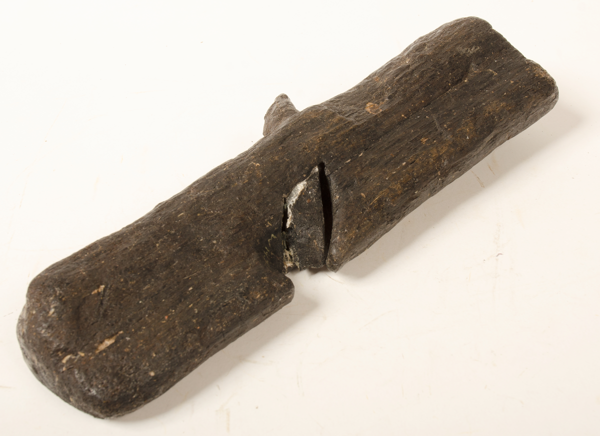 Hyvel.

Sliten (vittrad).

Ena sidan profilerad.

För mer information se Dokumentationsblankett under Referenser – Länkade filer.