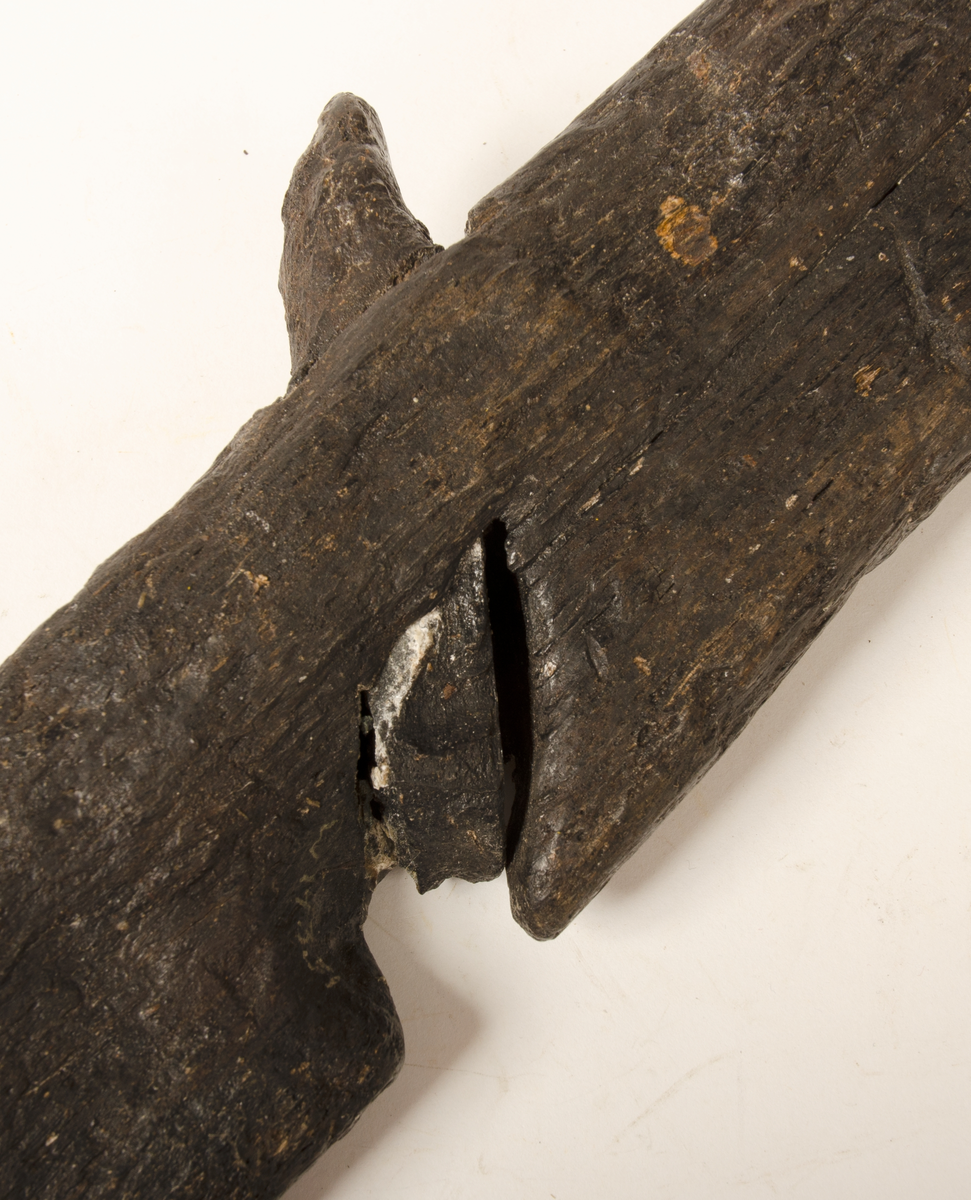 Hyvel.

Sliten (vittrad).

Ena sidan profilerad.

För mer information se Dokumentationsblankett under Referenser – Länkade filer.