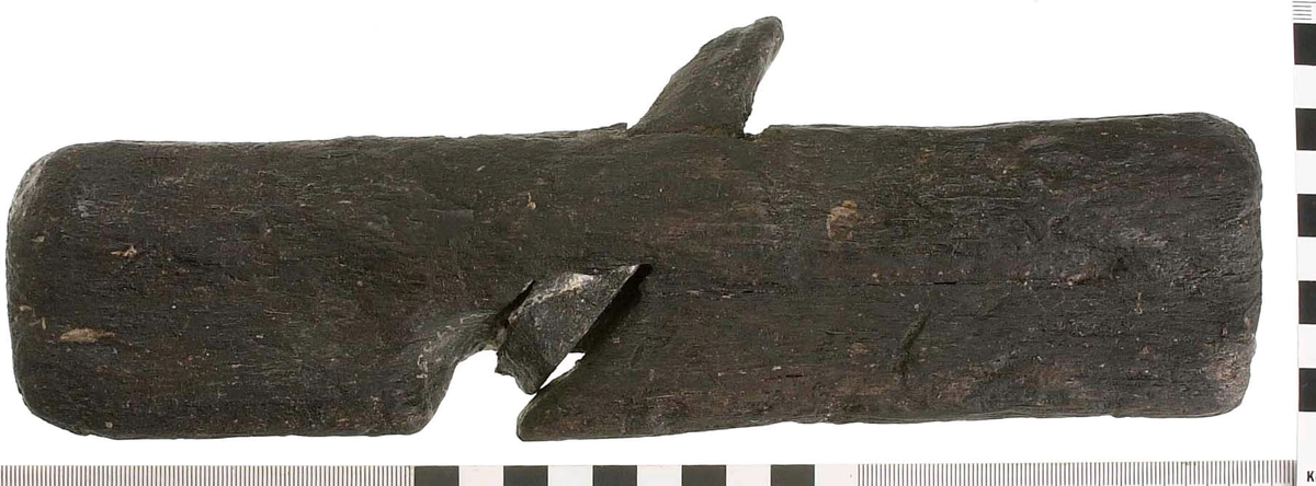 Hyvel.

Sliten (vittrad).

Ena sidan profilerad.

För mer information se Dokumentationsblankett under Referenser – Länkade filer.