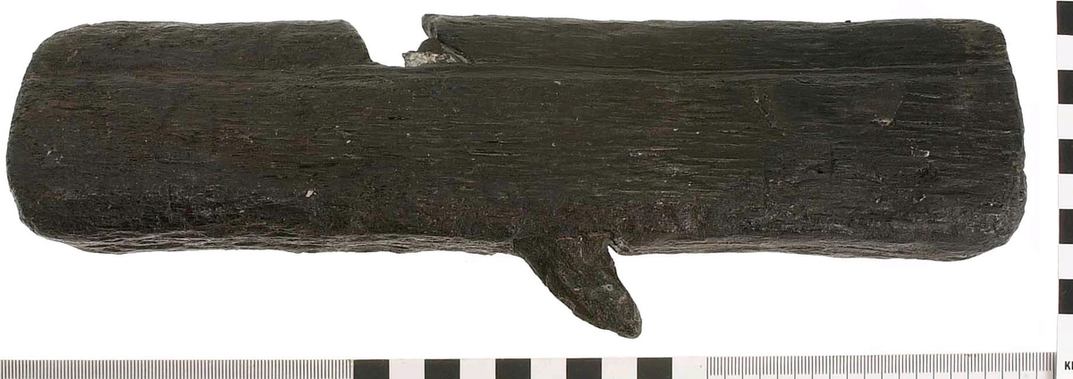 Hyvel.

Sliten (vittrad).

Ena sidan profilerad.

För mer information se Dokumentationsblankett under Referenser – Länkade filer.