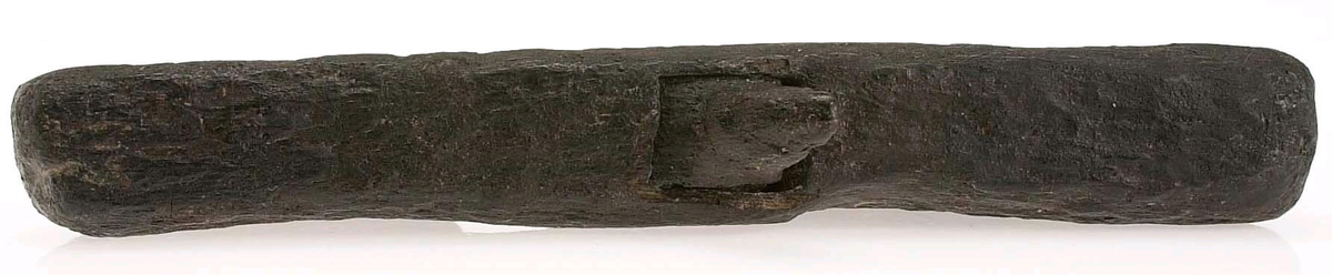 Hyvel.

Sliten (vittrad).

Ena sidan profilerad.

För mer information se Dokumentationsblankett under Referenser – Länkade filer.