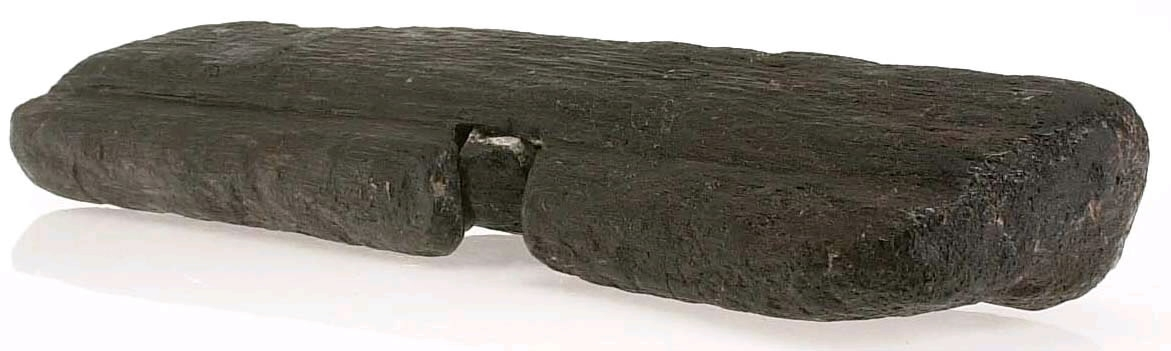 Hyvel.

Sliten (vittrad).

Ena sidan profilerad.

För mer information se Dokumentationsblankett under Referenser – Länkade filer.