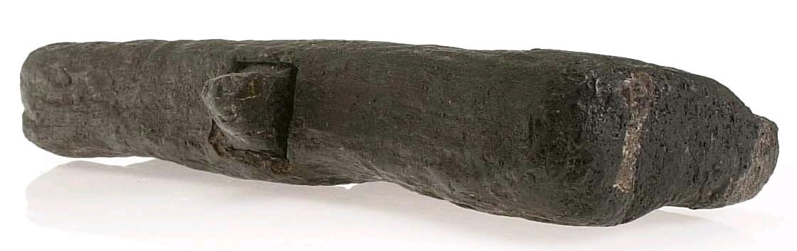 Hyvel.

Sliten (vittrad).

Ena sidan profilerad.

För mer information se Dokumentationsblankett under Referenser – Länkade filer.