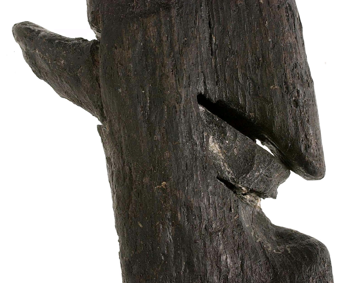 Hyvel.

Sliten (vittrad).

Ena sidan profilerad.

För mer information se Dokumentationsblankett under Referenser – Länkade filer.