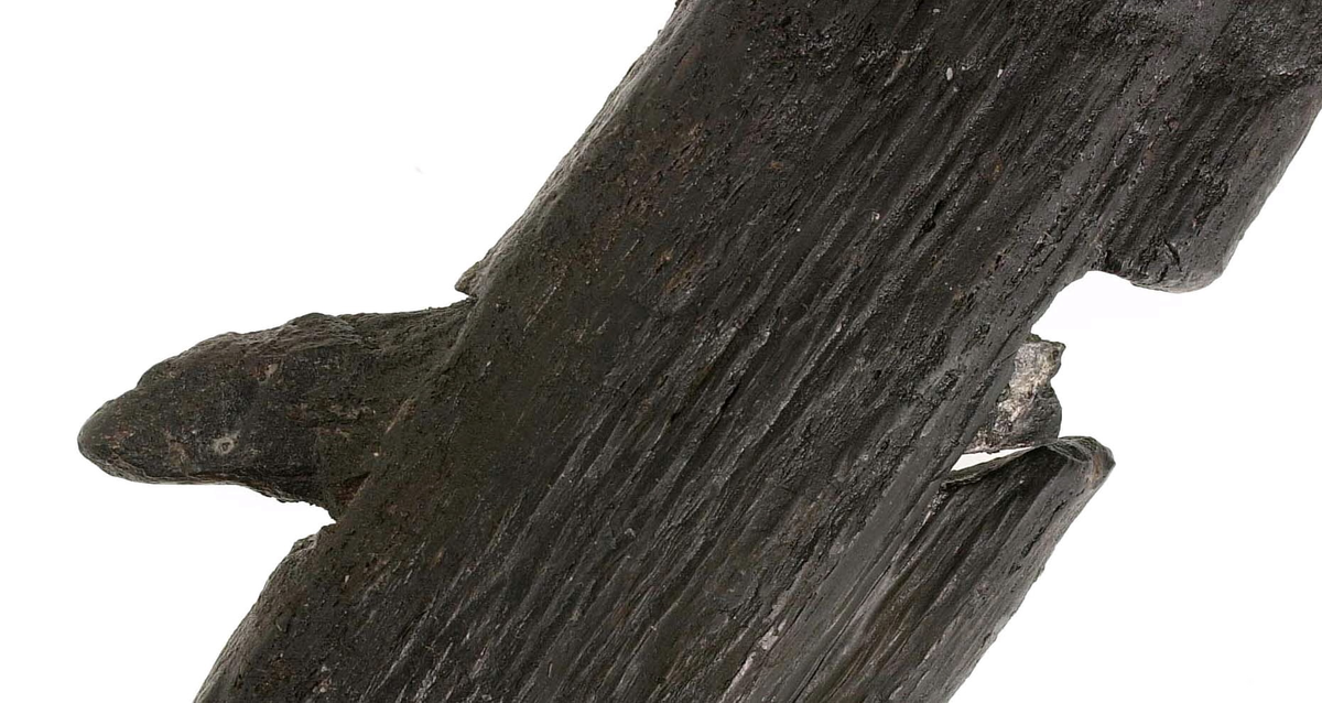 Hyvel.

Sliten (vittrad).

Ena sidan profilerad.

För mer information se Dokumentationsblankett under Referenser – Länkade filer.