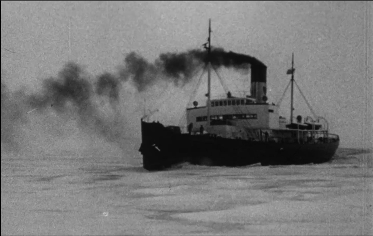 Autentiska bilder av isbrytaren Sankt Erik från första hälften av 1900-talet och framåt. Sammanställning av filmsekvenser från isbrytaren Sankt Eriks aktiva tid. Bl.a. Ålandsexpeditionen 1918, passage under den nybyggda Årstabron m.m. Sammanställd av Sjöhistoriska museet för visning ombord på isbrytaren.