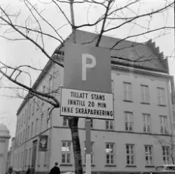 Første skilt om korttidsparkering i sentrum