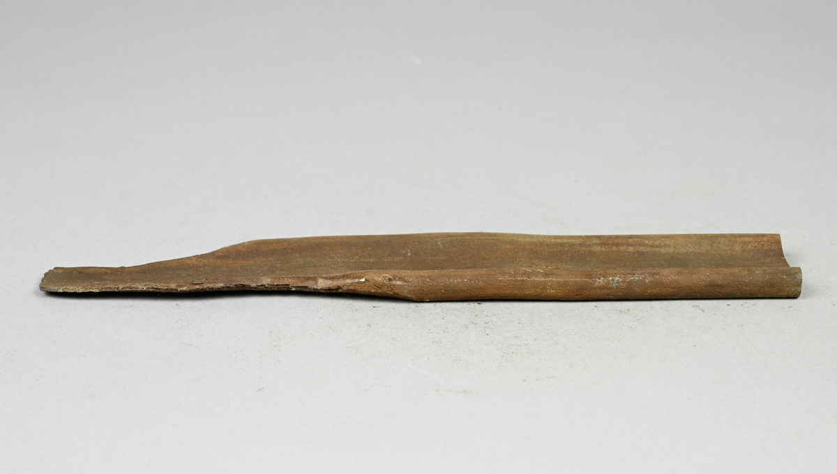 Prov på metall som genomgått kalldragning av specialprofil. Tillhörande lapp med notering: "Kalldragning av specialprofil. Från Munkfors. 1. Varmvalsat ämne, spetsat, betat och kalkat; färdigt för kalldragning. G. Ödquist."