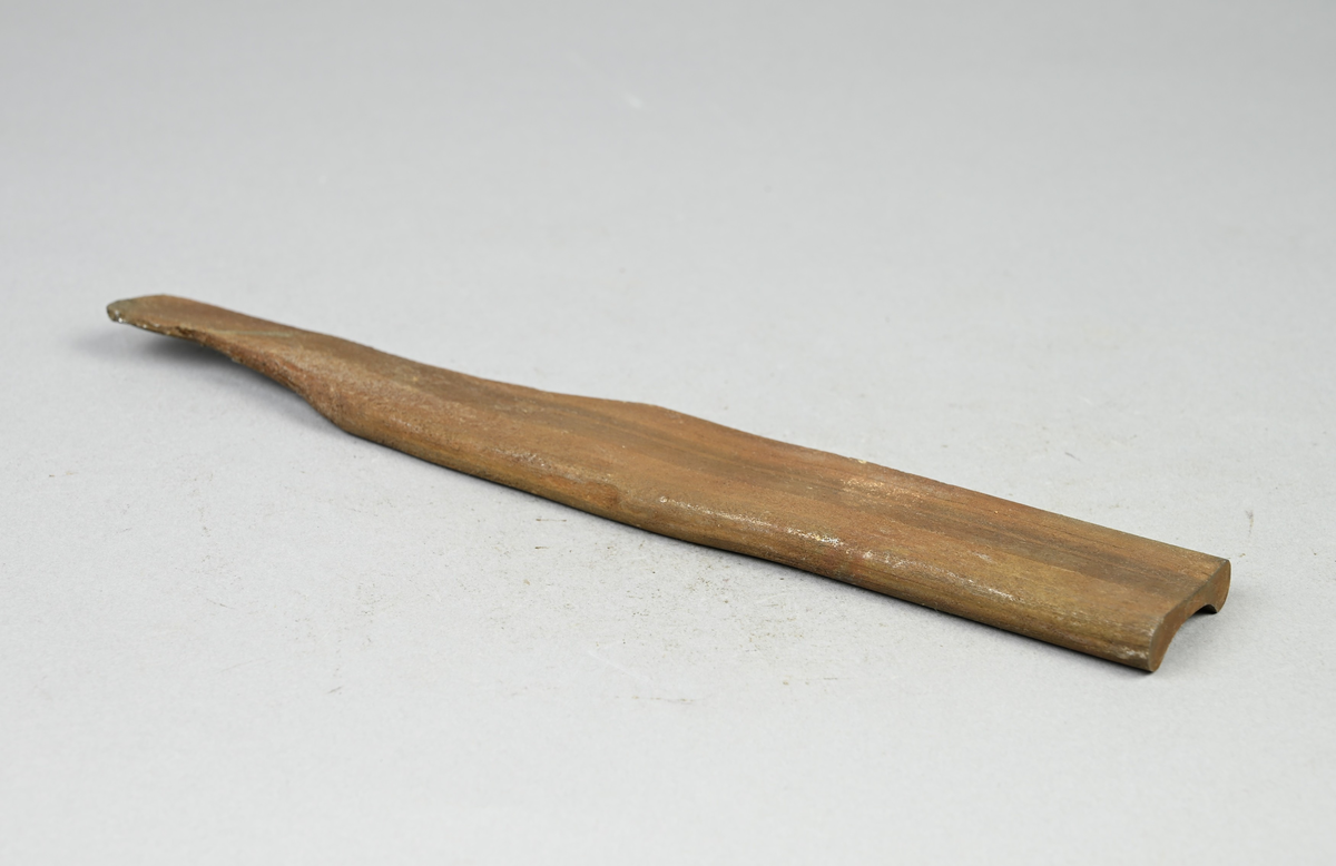 Prov på metall som genomgått kalldragning av specialprofil. Tillhörande lapp med notering: "Kalldragning av specialprofil. Från Munkfors. 1. Varmvalsat ämne, spetsat, betat och kalkat; färdigt för kalldragning. G. Ödquist."