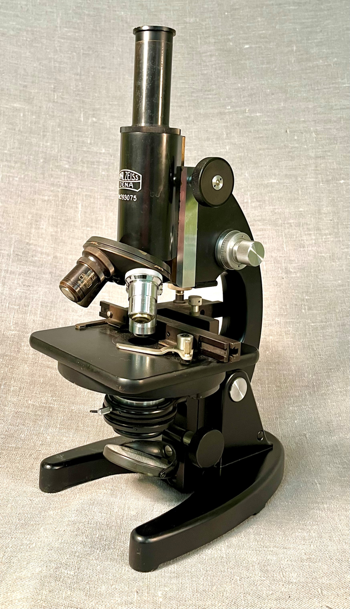 Mikroskop i original oppbevaringskasse av tre.