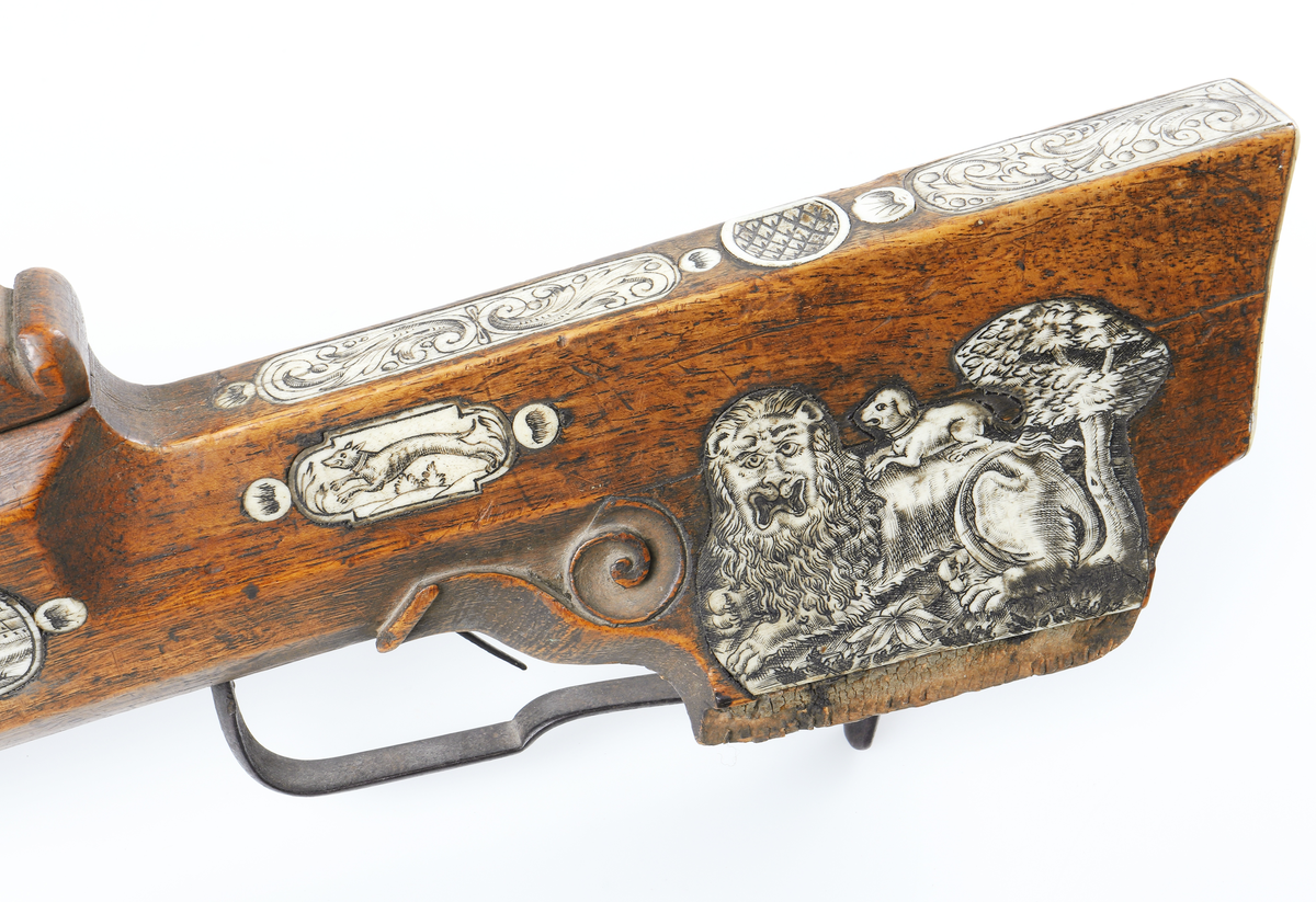 Armborst tillverkat i valnötsträ med båge av stål, försedd med inbygt lås med snälltryck. Stocken har inläggningar av elfenben i medaljonger, vari djur är ingraverade. På kindsidans plattor syns vildsvin, björn, löpande hund och vilande lejon, och på yttersidan löpande hundar, lo och springande hare och lejon. På kolvens översida finns två rankornerade plattor och tumgrepp med skraffering. Bakplåten i elfenben har en inristad krans. Skenan över pilrännan är fastskruvad vid stocken med två järnskruvar. På denna skena finns också sikte och korn av järn. Bågen i stål är i rektangulär genomskärning och hålls fast i kolven med en båglindning. Framför bågen finns en liten bygel i järn, och även varbygeln undertill är i järn. För att spänna bågen så krävs en hävstång eller vindspel för att göra detta. Armborstet har åtta pilar. (Inv. nr. L 3 - L 10), samt spännanordning.
Inskrivet i huvudkatalogen 1794.