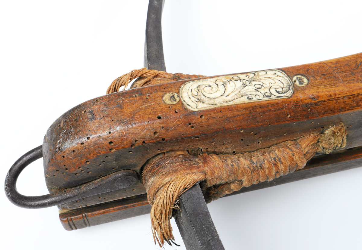 Armborst tillverkat i valnötsträ med båge av stål, försedd med inbygt lås med snälltryck. Stocken har inläggningar av elfenben i medaljonger, vari djur är ingraverade. På kindsidans plattor syns vildsvin, björn, löpande hund och vilande lejon, och på yttersidan löpande hundar, lo och springande hare och lejon. På kolvens översida finns två rankornerade plattor och tumgrepp med skraffering. Bakplåten i elfenben har en inristad krans. Skenan över pilrännan är fastskruvad vid stocken med två järnskruvar. På denna skena finns också sikte och korn av järn. Bågen i stål är i rektangulär genomskärning och hålls fast i kolven med en båglindning. Framför bågen finns en liten bygel i järn, och även varbygeln undertill är i järn. För att spänna bågen så krävs en hävstång eller vindspel för att göra detta. Armborstet har åtta pilar. (Inv. nr. L 3 - L 10), samt spännanordning.
Inskrivet i huvudkatalogen 1794.