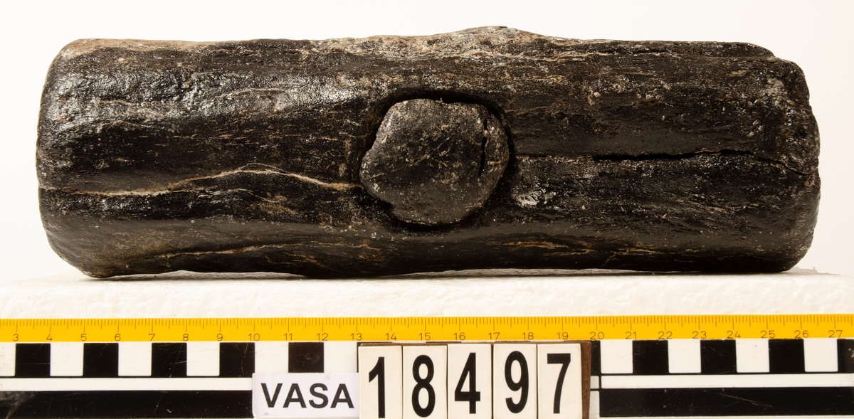 Träklubba med avbrutet skaft.

För mer information se Dokumentationsblankett under Referenser – Länkade filer.