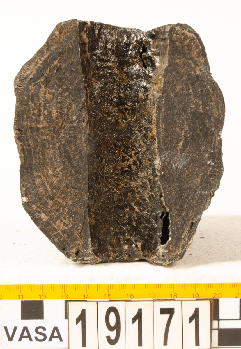 Klubba med avbrutet skaft.

För mer information se Dokumentationsblankett under Referenser – Länkade filer.