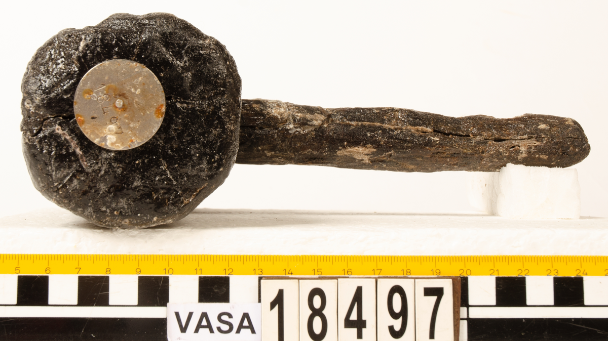 Träklubba med avbrutet skaft.

För mer information se Dokumentationsblankett under Referenser – Länkade filer.