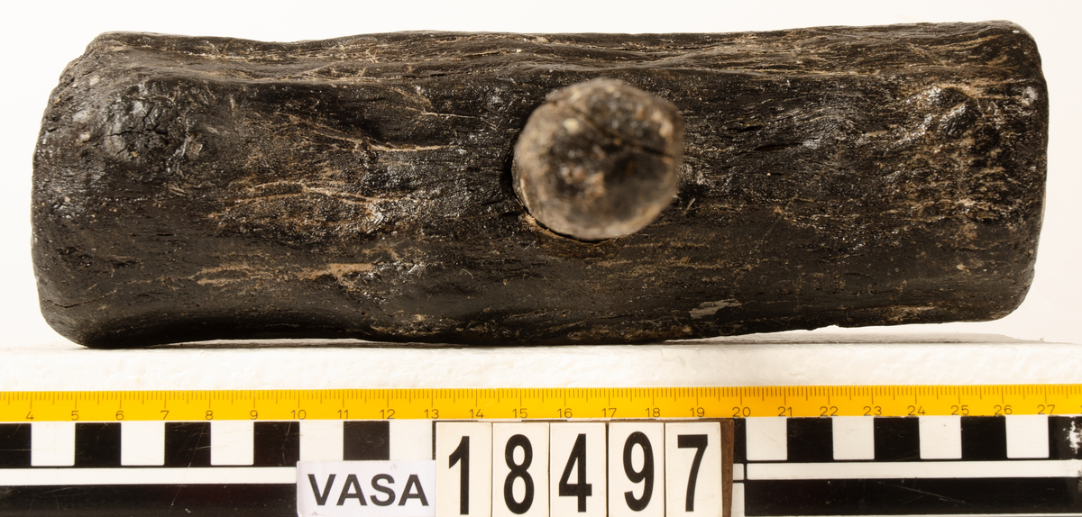 Träklubba med avbrutet skaft.

För mer information se Dokumentationsblankett under Referenser – Länkade filer.