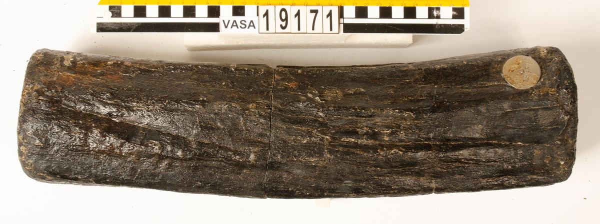 Klubba med avbrutet skaft.

För mer information se Dokumentationsblankett under Referenser – Länkade filer.