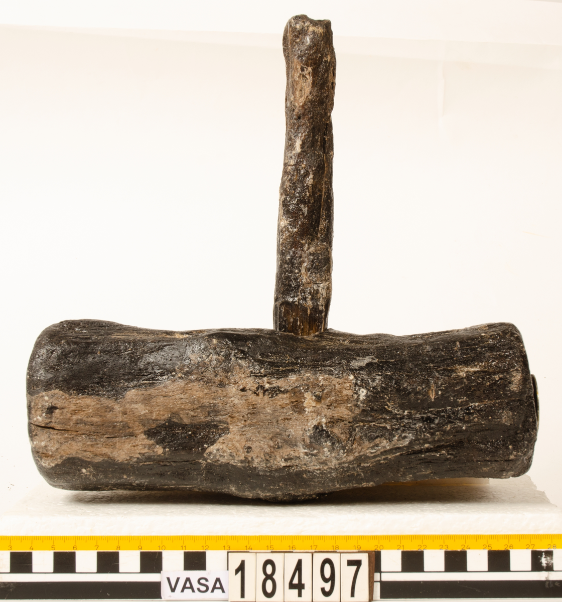 Träklubba med avbrutet skaft.

För mer information se Dokumentationsblankett under Referenser – Länkade filer.