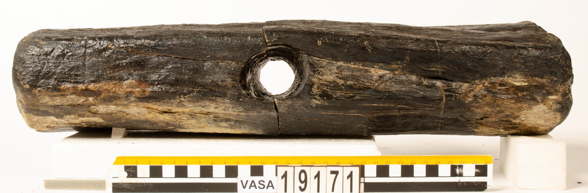 Klubba med avbrutet skaft.

För mer information se Dokumentationsblankett under Referenser – Länkade filer.