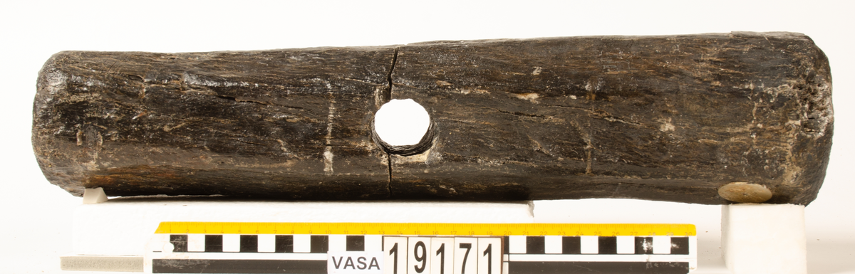 Klubba med avbrutet skaft.

För mer information se Dokumentationsblankett under Referenser – Länkade filer.